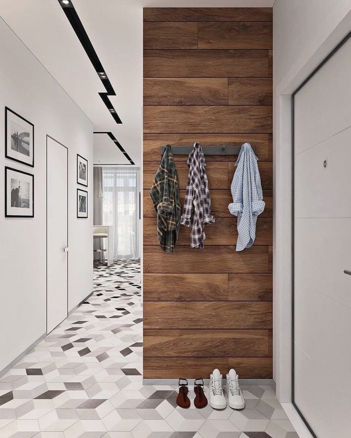 Дерево в интерьере прихожей