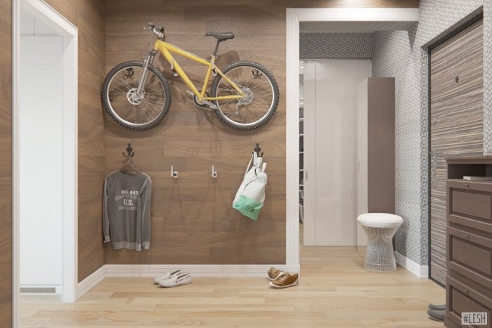 Ламинат на стене в прихожей