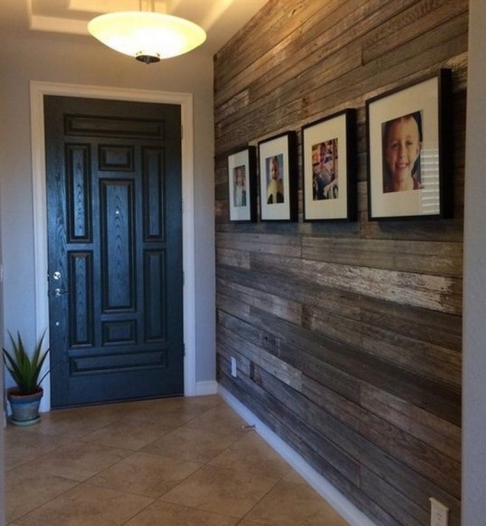 Деревянные панели в прихожей