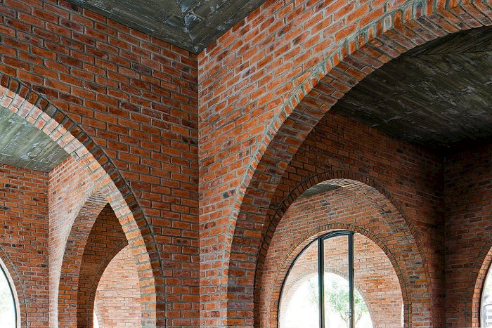 Кирпичная стрельчатая арка