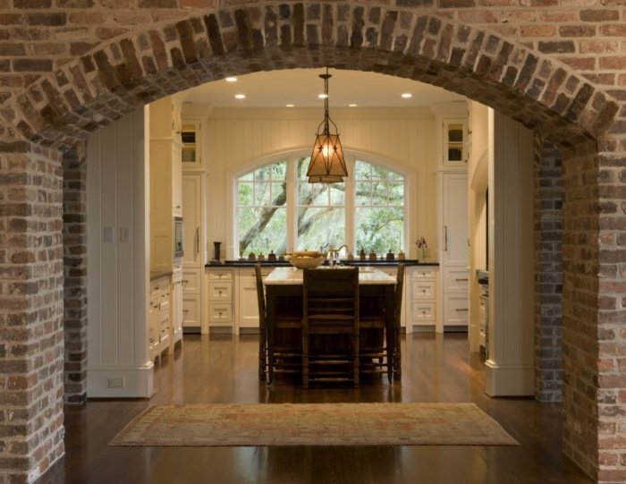 Кирпичная арка в интерьере