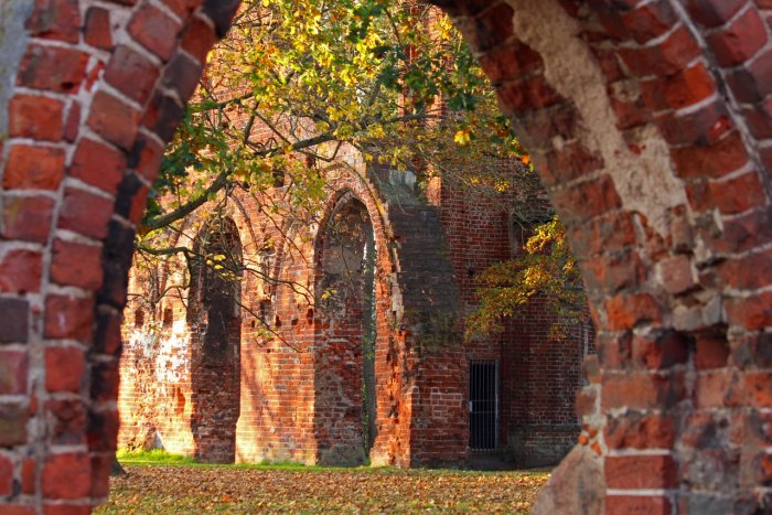 Старая кирпичная арка