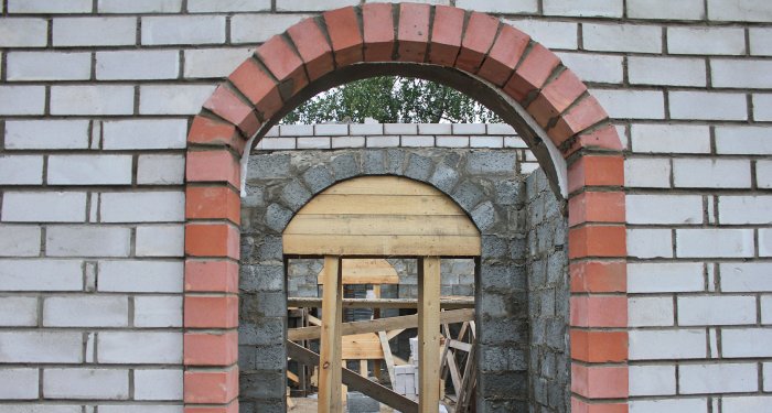 Полуарка в кирпичной кладке