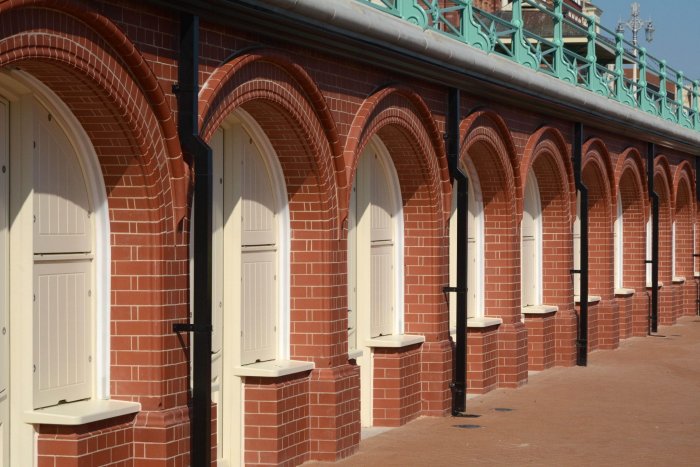 Кирпичный дом с арками