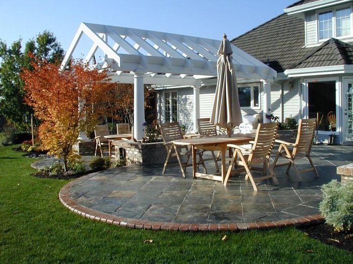 Площадка перед домом на даче