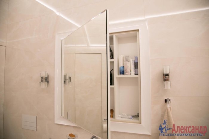 Зеркальный шкаф в нише в ванной