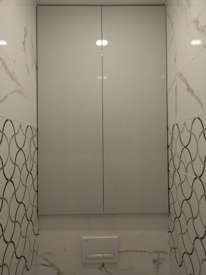 Встроенные распашные шкафы в туалете