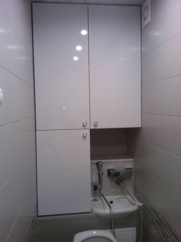 Навесной шкаф в туалет