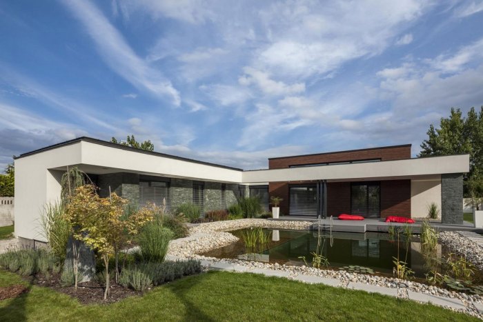 Угловой дом с плоской крышей