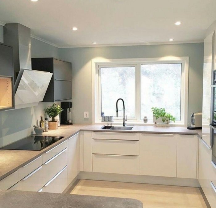 Современная угловая кухня с окном