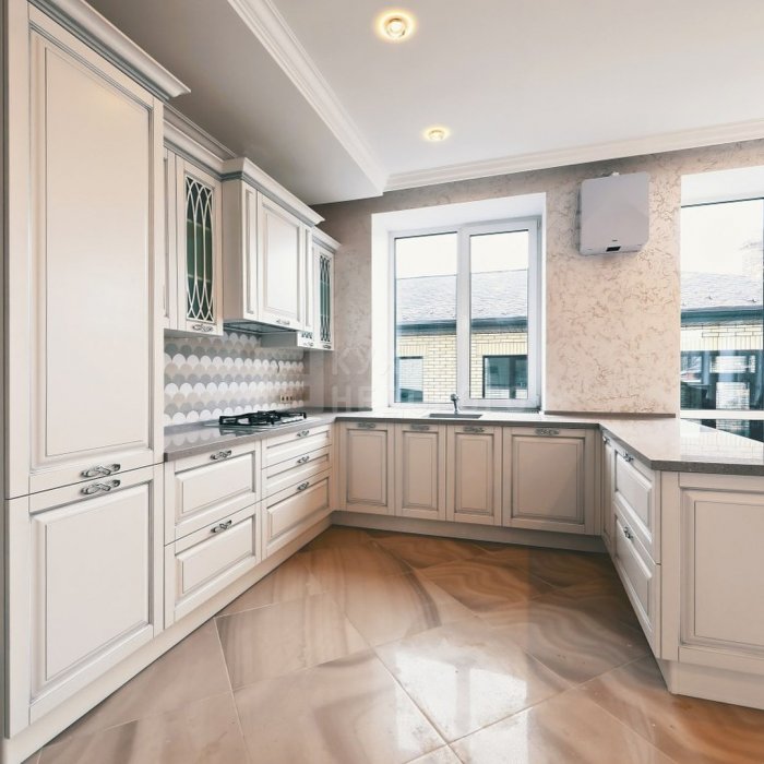 Г-образная кухня с окном