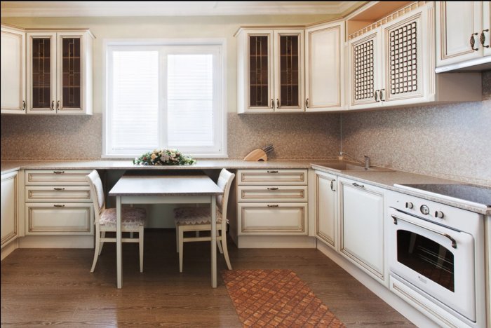 Кухня п-образная с окном посередине