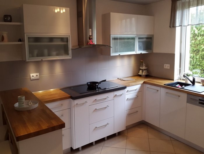 Угловая кухня с окном