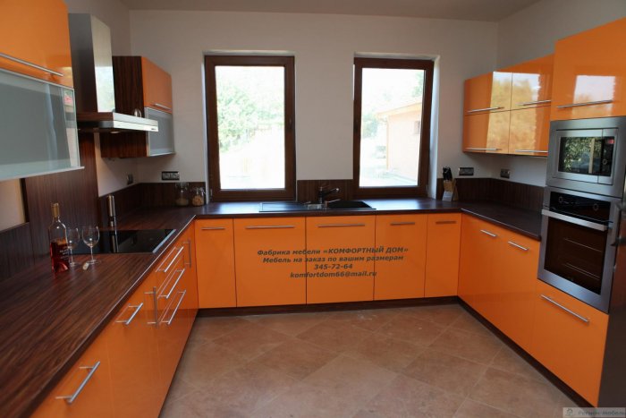 Кухонный гарнитур п образный с окном