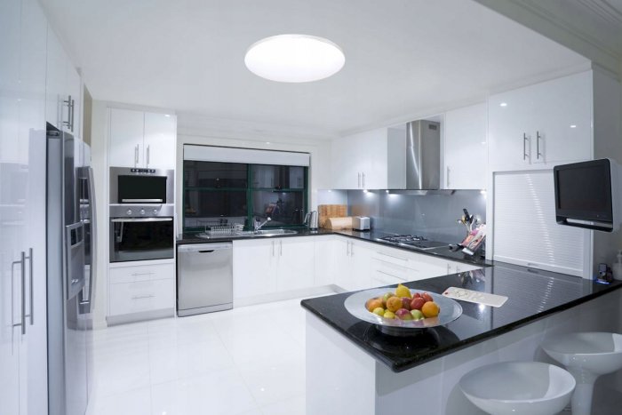 Современные кухни п образные