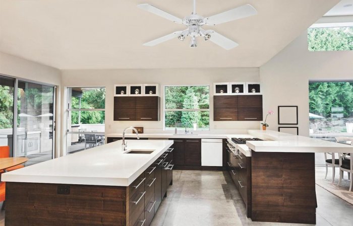 Большая современная кухня