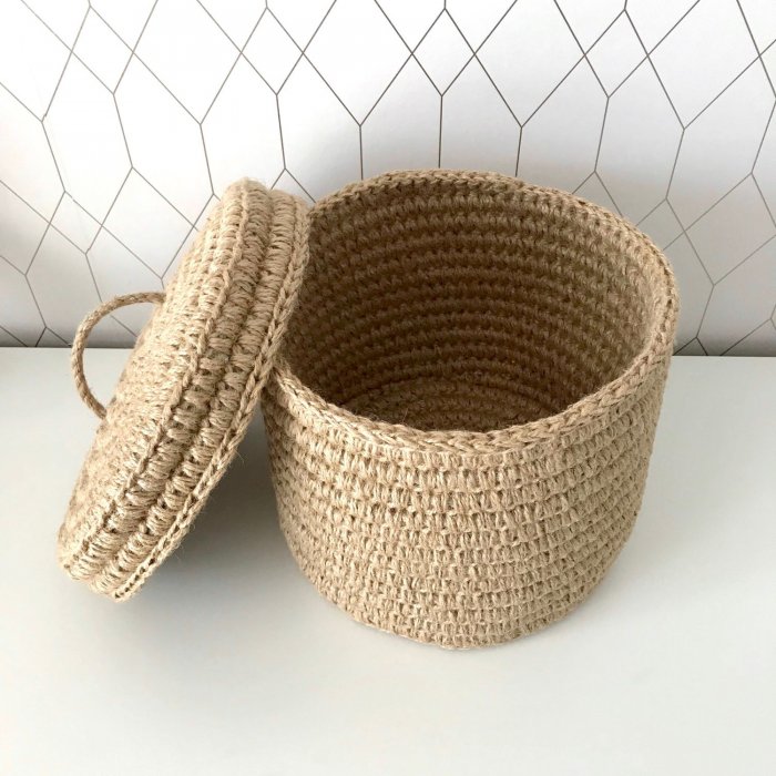Вязаные корзины из джута