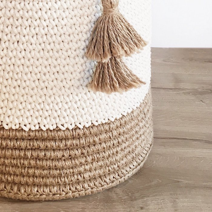 Подвесная корзинка из джута в интерьере