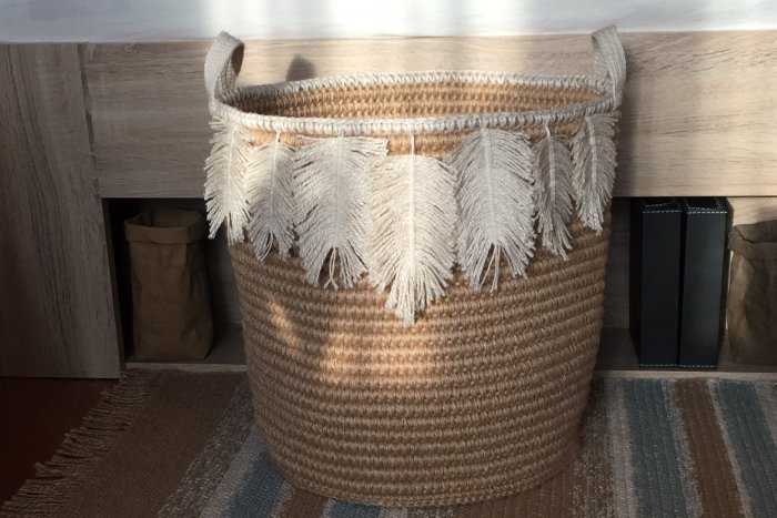 Овальная корзина из джута