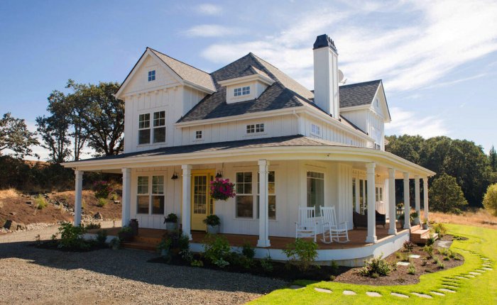 Фасад дома в стиле Кантри