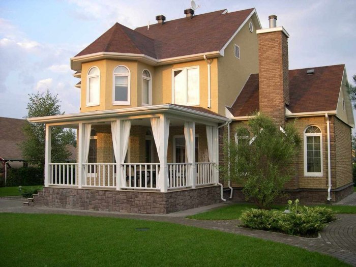 Двухэтажный дом с террасой