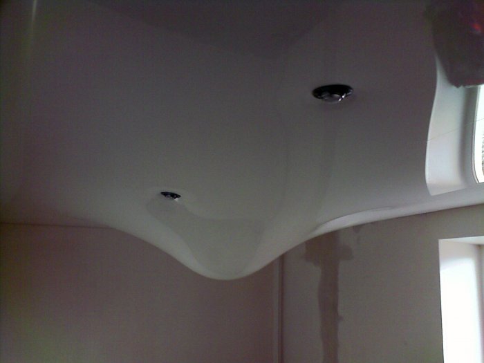 Затопили натяжной потолок