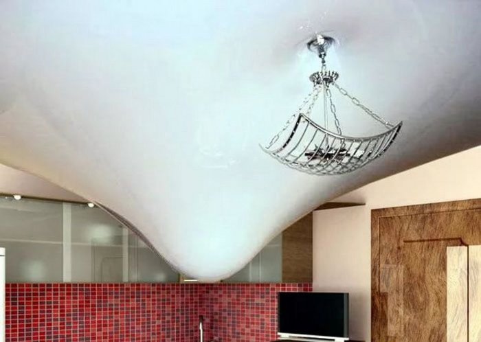 Затопили натяжной потолок