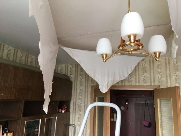 Затопили натяжной потолок