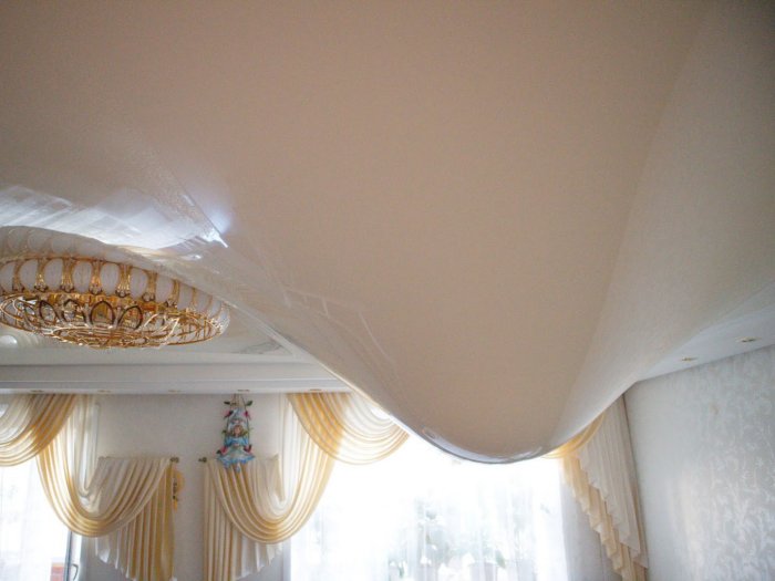 Натяжной потолок протечка