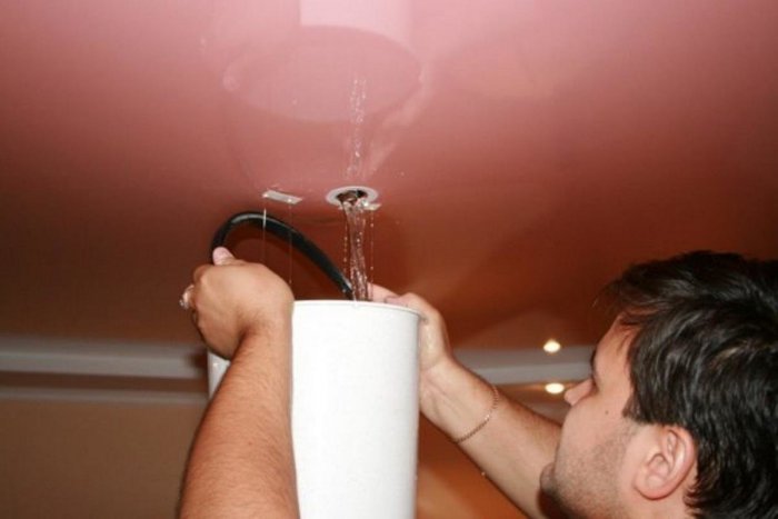 Затопили потолок