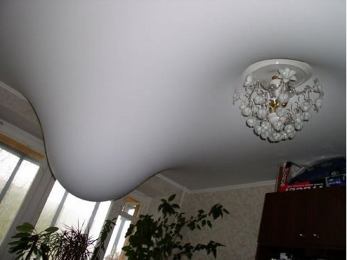 Затопили натяжной потолок
