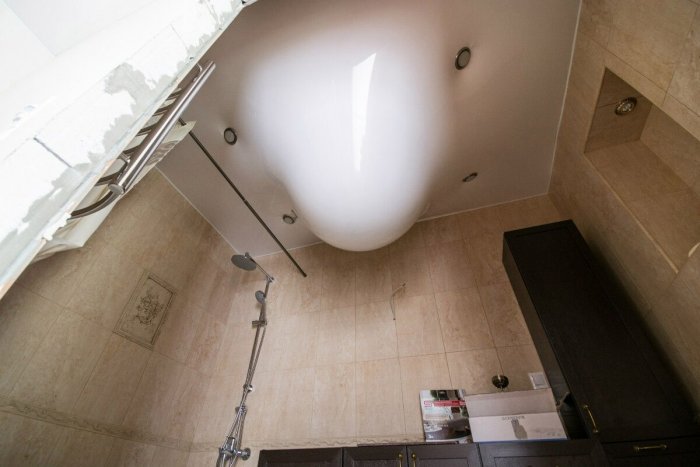 Затопили натяжной потолок