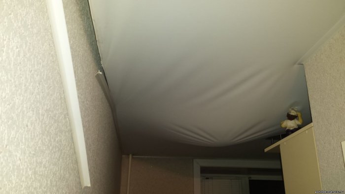 Обвисший натяжной потолок