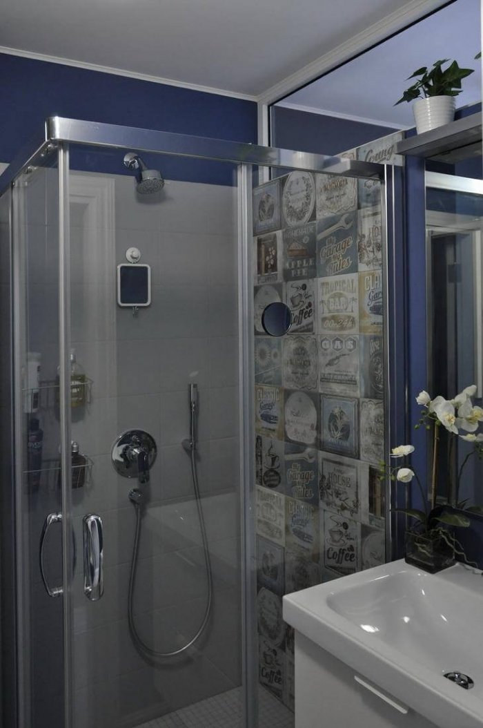 Маленькая ванная комната с душевым уголком
