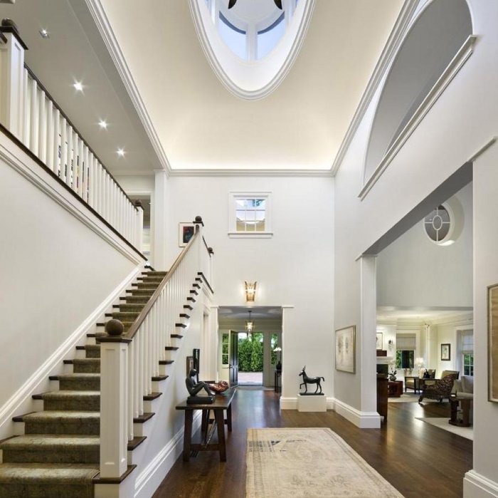 Холл с высоким потолком в доме