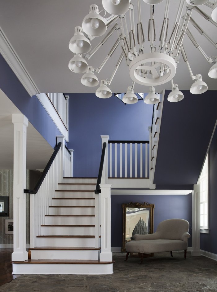 Голубая лестница в интерьере