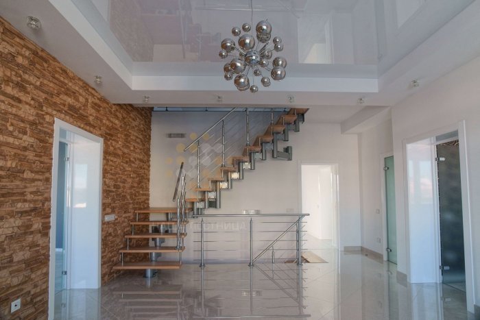 Натяжной потолок на лестнице