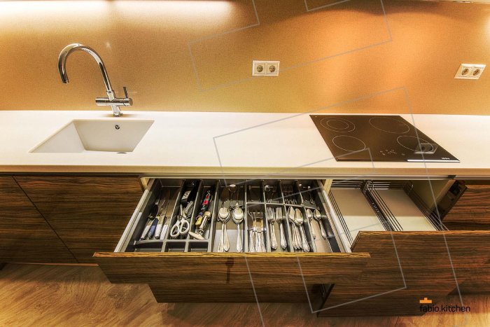 Кухня с фасадом Фабио Хромикс белый