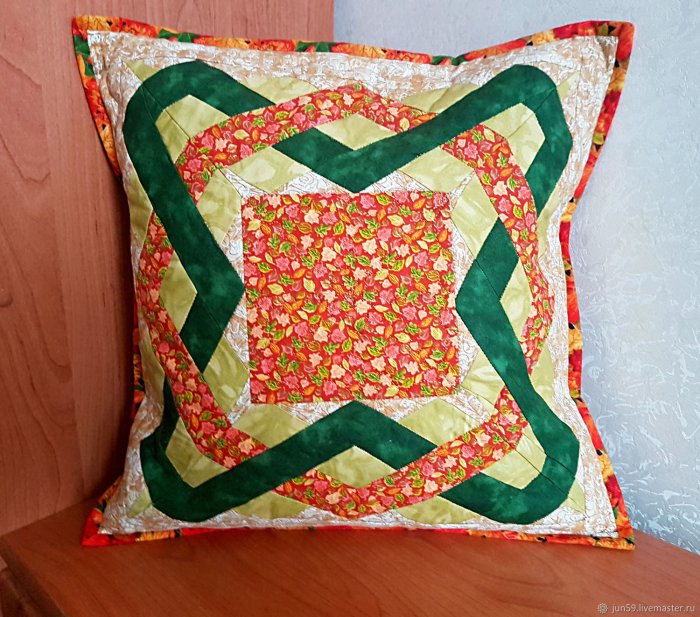 Подушка в технике пэчворк