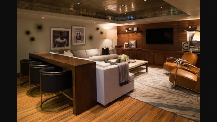 Барная стойка у дивана в гостиной