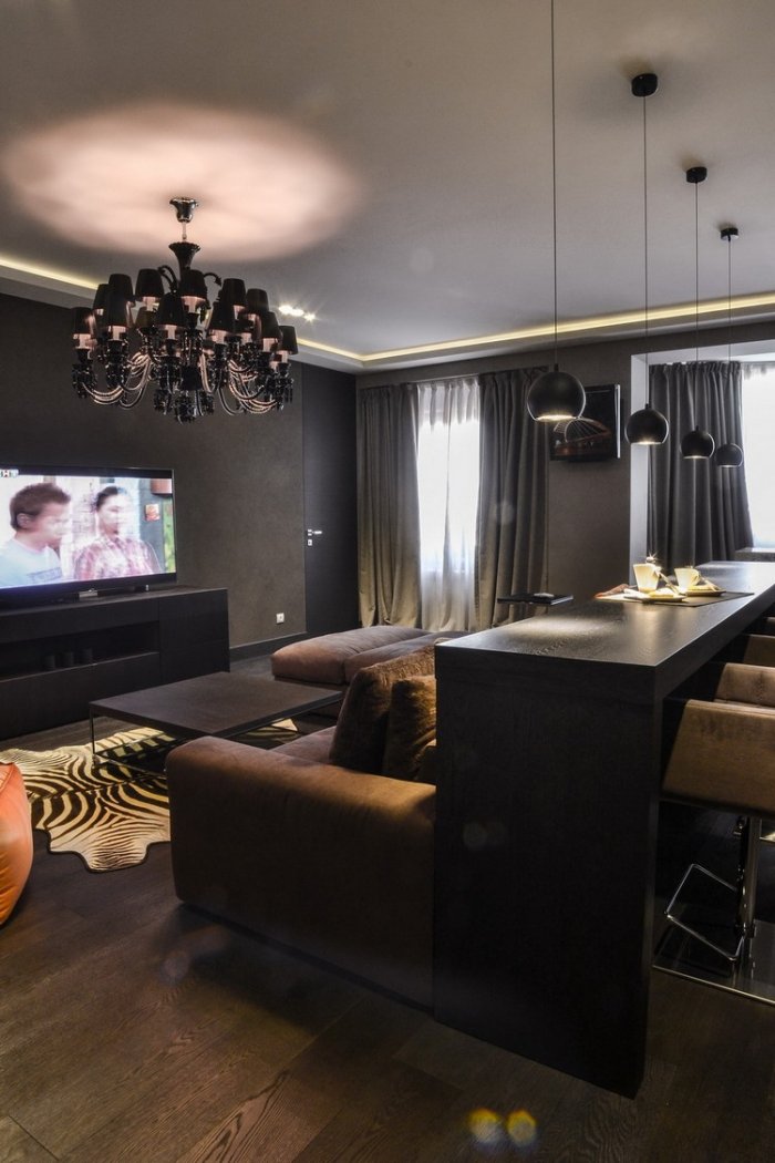 Барная стойка у дивана в гостиной