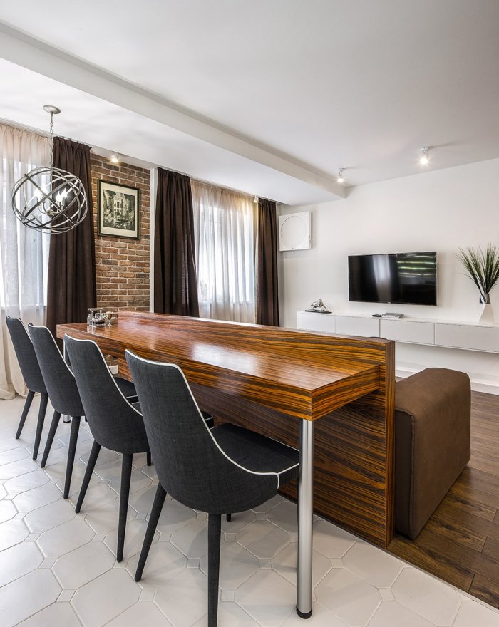 Барная стойка за диваном в гостиной