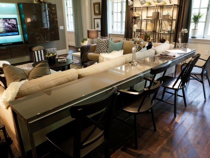 Обеденный стол за диваном