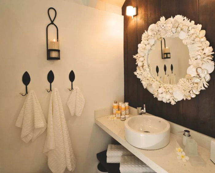 Зеркало в ванную с декором