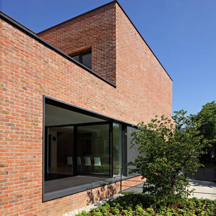 Современные кирпичные здания