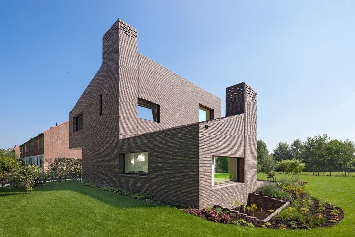 Кирпичный дом с плоской крышей