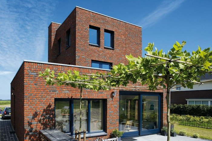 Современные кирпичные здания