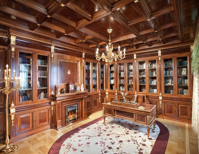 Деревянный потолок в кабинете