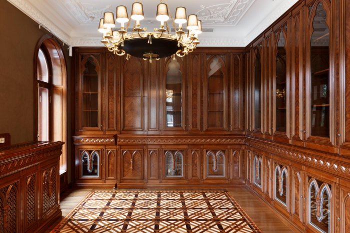 Кабинет отделанный деревом