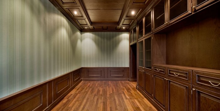 Кабинет обшитый деревянными панелями